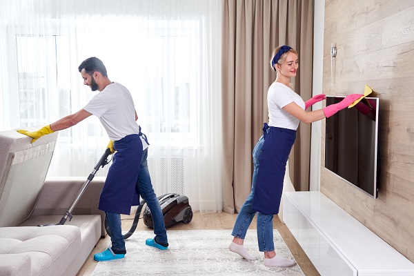 Professionisti puliscono un appartamento