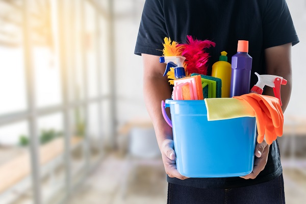 Professionista delle pulizie al lavoro.