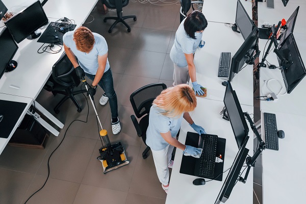 Team di professionisti si occupa del servizio pulizie uffici.