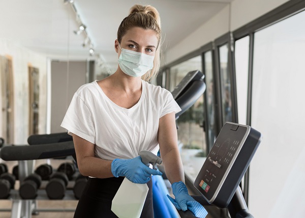 Pulizie in palestra.